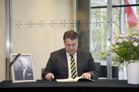 Sigmar Gabriel Eintragung Kondolenzbuch in Berlin