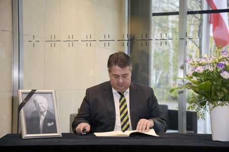 Sigmar Gabriel Eintragung Kondolenzbuch in Berlin