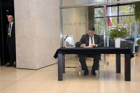 Sigmar Gabriel Eintragung Kondolenzbuch in Berlin