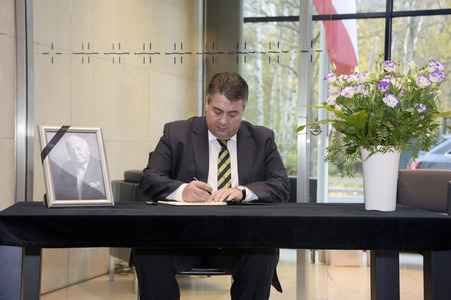 Sigmar Gabriel Eintragung Kondolenzbuch in Berlin