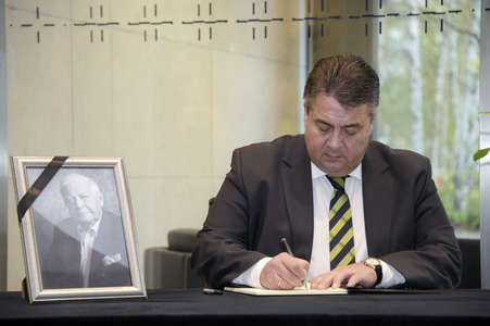 Sigmar Gabriel Eintragung Kondolenzbuch in Berlin