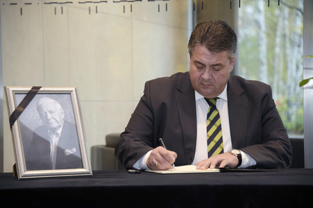 Sigmar Gabriel Eintragung Kondolenzbuch in Berlin