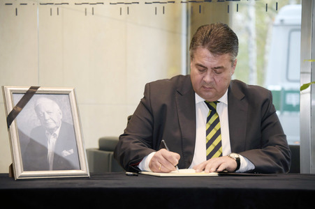 Sigmar Gabriel Eintragung Kondolenzbuch in Berlin
