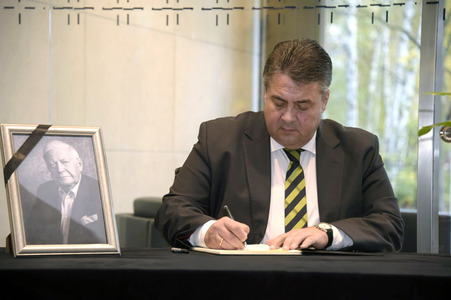 Sigmar Gabriel Eintragung Kondolenzbuch in Berlin