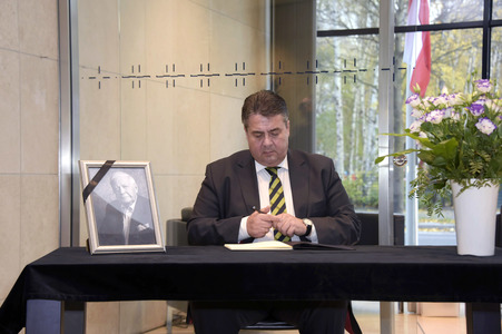 Sigmar Gabriel Eintragung Kondolenzbuch in Berlin