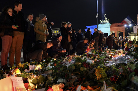 Berlin in Trauer um Opfer der Terroranschläge in Paris