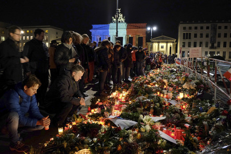 Berlin in Trauer um Opfer der Terroranschläge in Paris