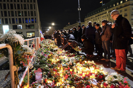 Berlin in Trauer um Opfer der Terroranschläge in Paris