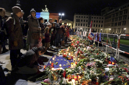 Berlin in Trauer um Opfer der Terroranschläge in Paris