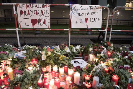 Berlin in Trauer um Opfer der Terroranschläge in Paris