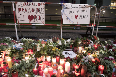 Berlin in Trauer um Opfer der Terroranschläge in Paris