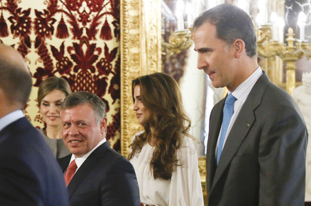 Die Königspaare von Spanien und Jordanien im Palacio Real in Madrid
