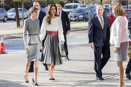 Königin Letizia und Königin Rania besuchen das Centro de Biologia Molecular Severo Ochoa in Madrid