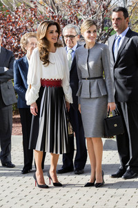 Königin Letizia und Königin Rania besuchen das Centro de Biologia Molecular Severo Ochoa in Madrid