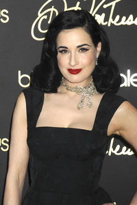Dita Von Teese Autogrammstunde in New York