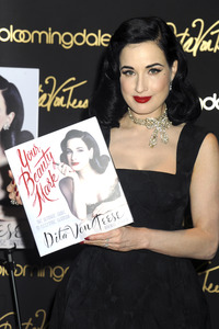 Dita Von Teese Autogrammstunde in New York