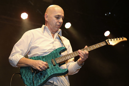Peter Legat, Guitarre, Frontrunner der Count Basic