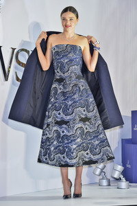 Miranda Kerr bei der Christmas Tree Lighting Ceremony in Tokio