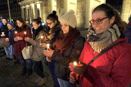 Lichterkette für Frieden und Toleranz in Berlin