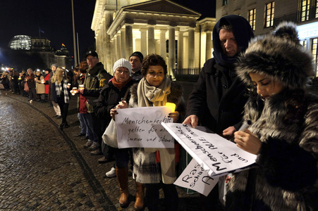 Lichterkette für Frieden und Toleranz in Berlin