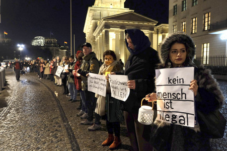 Lichterkette für Frieden und Toleranz in Berlin