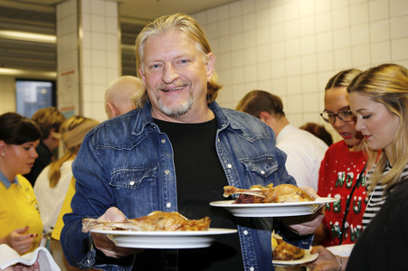 Frank Zanders 21. Weihnachtsfeier für Obdachlose und Bedürftige in Berlin