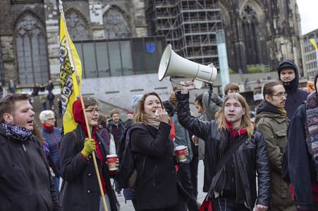 Pro-NRW Kundgebung und linke Gegendemo in Köln