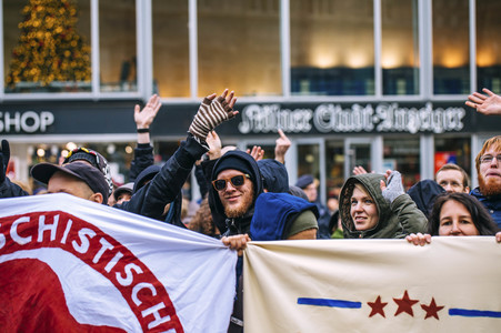 Pro-NRW Kundgebung und linke Gegendemo in Köln