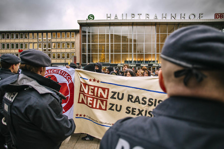 Pro-NRW Kundgebung und linke Gegendemo in Köln