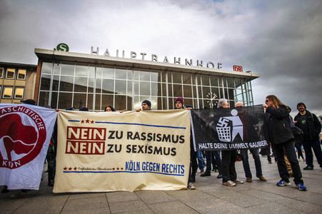 Pro-NRW Kundgebung und linke Gegendemo in Köln