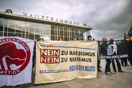 Pro-NRW Kundgebung und linke Gegendemo in Köln