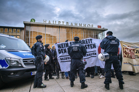 Pro-NRW Kundgebung und linke Gegendemo in Köln