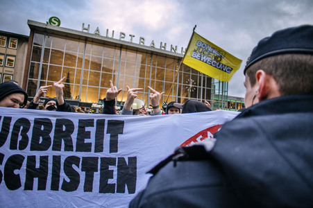 Pro-NRW Kundgebung und linke Gegendemo in Köln