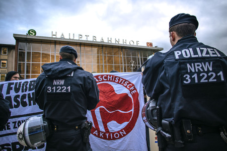 Pro-NRW Kundgebung und linke Gegendemo in Köln