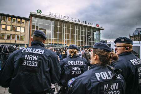 Pro-NRW Kundgebung und linke Gegendemo in Köln
