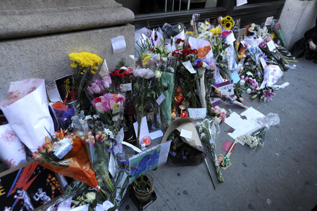 Trauerbekundung vor dem Apartment von David Bowie in New York