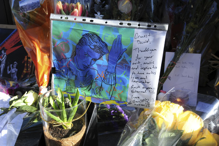 Trauerbekundung vor dem Apartment von David Bowie in New York