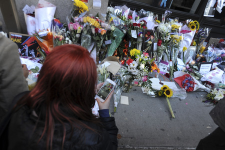 Trauerbekundung vor dem Apartment von David Bowie in New York