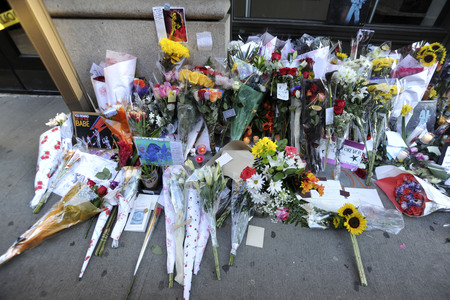 Trauerbekundung vor dem Apartment von David Bowie in New York