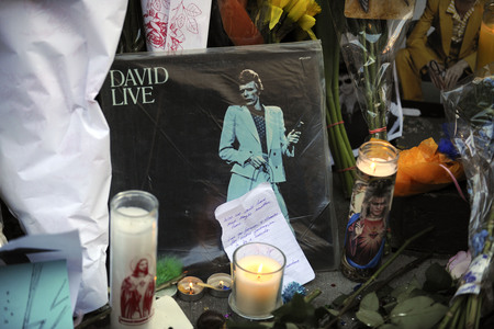 Trauerbekundung vor dem Apartment von David Bowie in New York