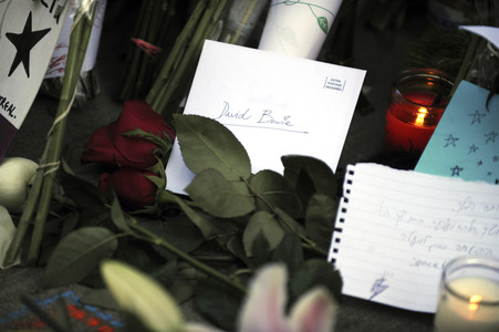 Trauerbekundung vor dem Apartment von David Bowie in New York