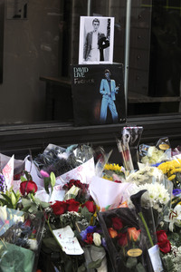 Trauerbekundung vor dem Apartment von David Bowie in New York