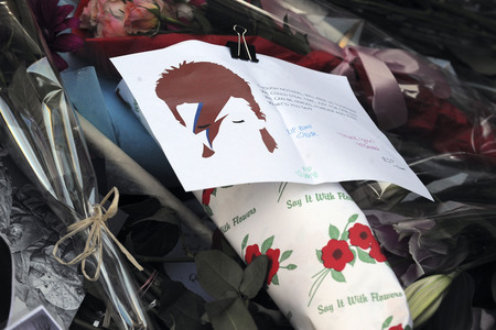 Trauerbekundung vor dem Apartment von David Bowie in New York