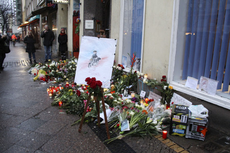 Trauerbekundung vor der ehemaligen Wohnung von David Bowie in Berlin