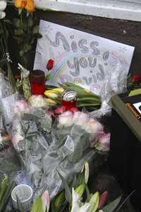Trauerbekundung vor der ehemaligen Wohnung von David Bowie in Berlin