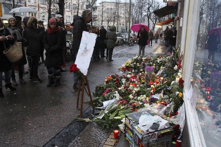 Trauerbekundung vor der ehemaligen Wohnung von David Bowie in Berlin