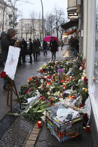 Trauerbekundung vor der ehemaligen Wohnung von David Bowie in Berlin