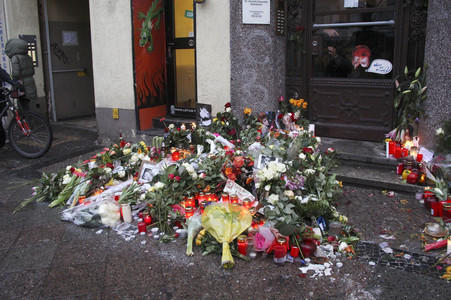 Trauerbekundung vor der ehemaligen Wohnung von David Bowie in Berlin