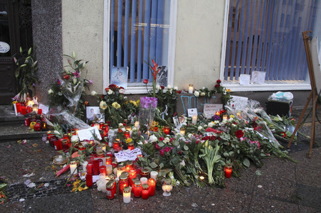 Trauerbekundung vor der ehemaligen Wohnung von David Bowie in Berlin