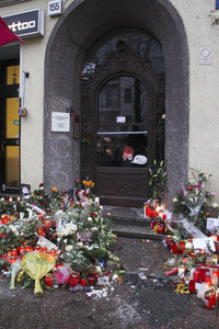 Trauerbekundung vor der ehemaligen Wohnung von David Bowie in Berlin
